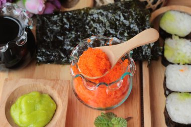 Karides yumurta ile lezzetli rulo suşi yapmak.