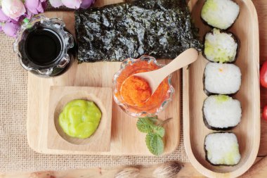 Karides yumurta ile lezzetli rulo suşi yapmak.