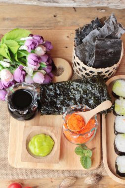 Karides yumurta ile lezzetli rulo suşi yapmak.