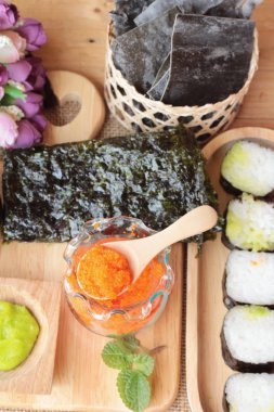 Karides yumurta ile lezzetli rulo suşi yapmak.