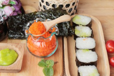 Karides yumurta ile lezzetli rulo suşi yapmak.