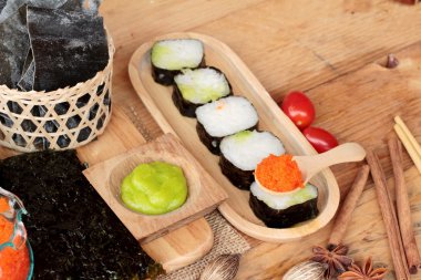 Karides yumurta ile lezzetli rulo suşi yapmak.