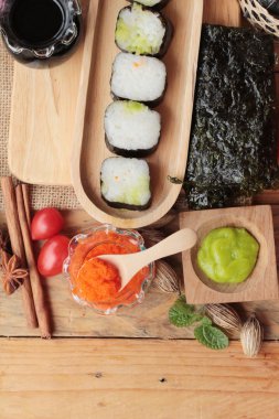 Karides yumurta ile lezzetli rulo suşi yapmak.