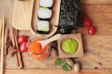 Karides yumurta ile lezzetli rulo suşi yapmak.