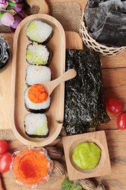 Karides yumurta ile lezzetli rulo suşi yapmak.