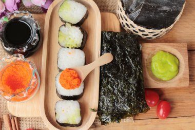 Karides yumurta ile lezzetli rulo suşi yapmak.