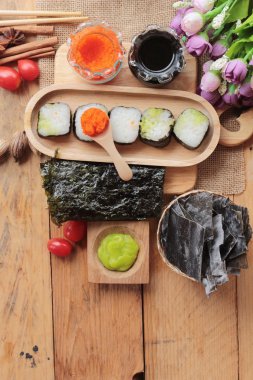 Karides yumurta ile lezzetli rulo suşi yapmak.