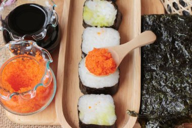 Karides yumurta ile lezzetli rulo suşi yapmak.