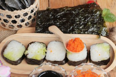 Karides yumurta ile lezzetli rulo suşi yapmak.