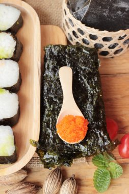 Karides yumurta ile lezzetli rulo suşi yapmak.