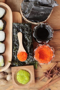 Karides yumurta ile lezzetli rulo suşi yapmak.