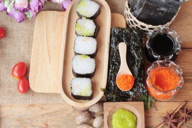 Karides yumurta ile lezzetli rulo suşi yapmak.