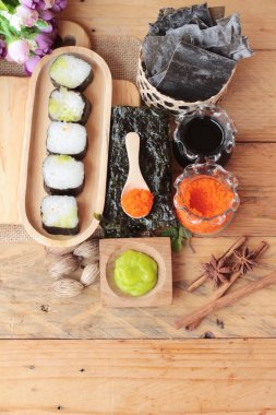 Karides yumurta ile lezzetli rulo suşi yapmak.