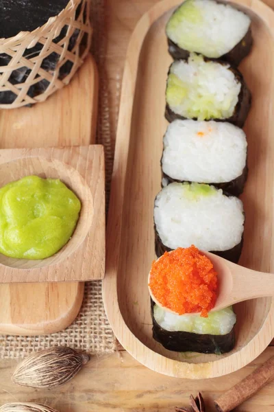 Membuat sushi gulung dengan telur udang lezat . — Stok Foto