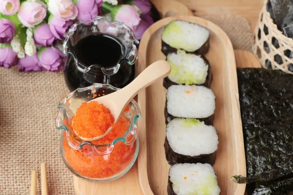 Membuat sushi gulung dengan telur udang lezat . — Stok Foto