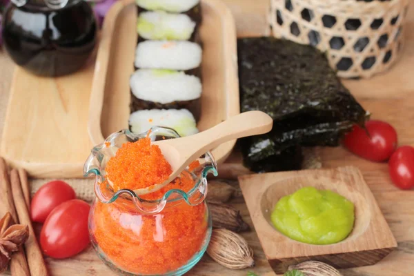 Membuat sushi gulung dengan telur udang lezat . — Stok Foto