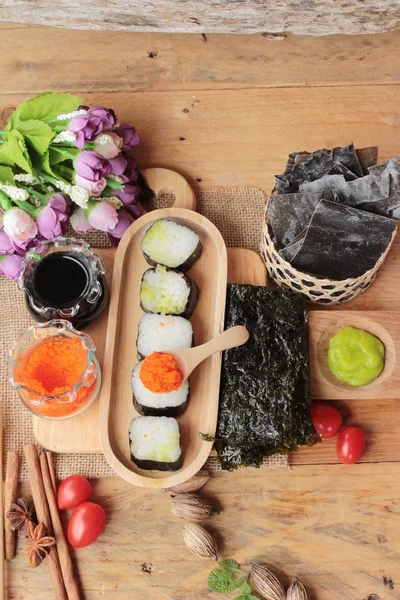 Macht Sushi-Rolle mit Garnelen-Eiern lecker. — Stockfoto