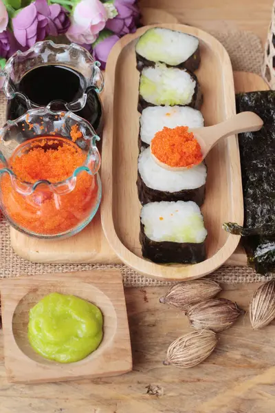 Dokonywanie roll z Krewetka jaja pyszne sushi. — Zdjęcie stockowe