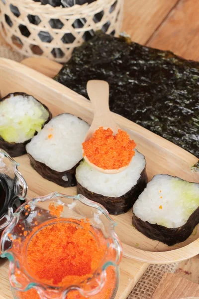 Membuat sushi gulung dengan telur udang lezat . — Stok Foto