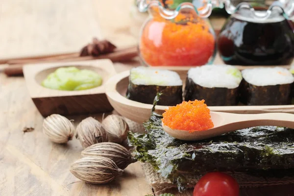 Výrobu sushi rolka s krevety vejce lahodné. — Stock fotografie