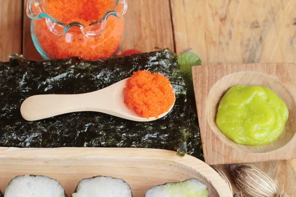 Macht Sushi-Rolle mit Garnelen-Eiern lecker. — Stockfoto