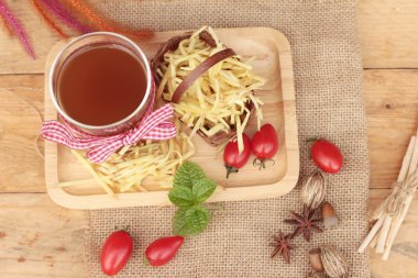 Zencefil çayı ve taze zencefil.