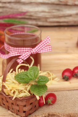 Zencefil çayı ve taze zencefil.