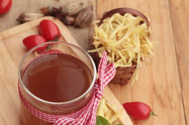 Zencefil çayı ve taze zencefil.