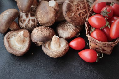 Yemek pişirmek için sebze ve mantar