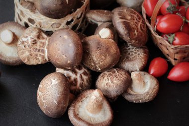 Yemek pişirmek için sebze ve mantar