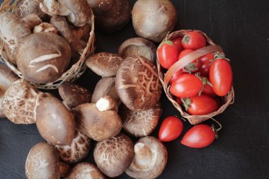 Yemek pişirmek için sebze ve mantar