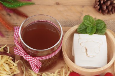 Zencefil çayı ve tofu tatlı Çin yemeği.
