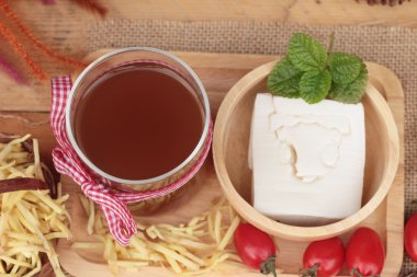 Zencefil çayı ve tofu tatlı Çin yemeği