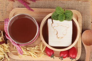 Zencefil çayı ve tofu tatlı Çin yemeği