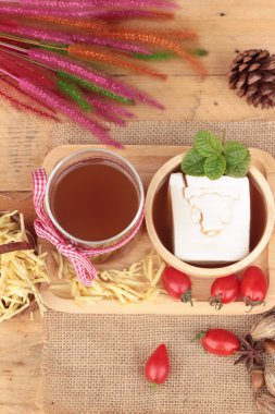 Zencefil çayı ve tofu tatlı Çin yemeği