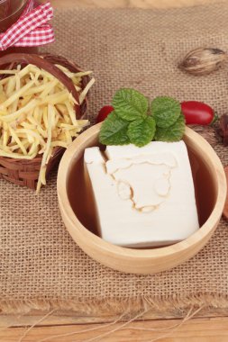 Zencefil çayı ve tofu tatlı Çin yemeği