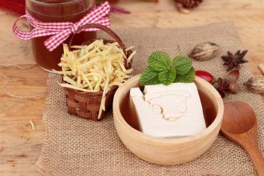 Zencefil çayı ve tofu tatlı Çin yemeği