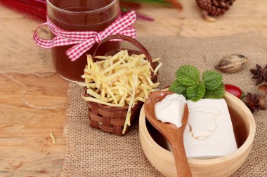 Zencefil çayı ve tofu tatlı Çin yemeği