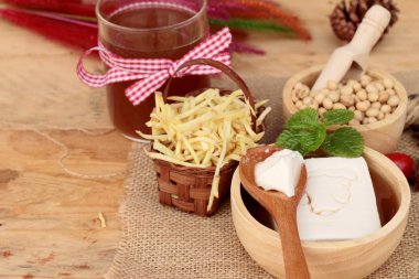 Zencefil çayı ve tofu tatlı Çin yemeği