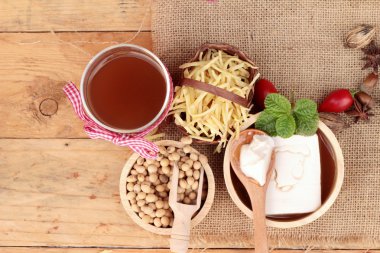 Zencefil çayı ve tofu tatlı Çin yemeği