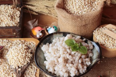 Sağlık ve ham arpa için pişmiş arpa