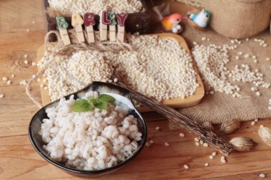 Sağlık ve ham arpa için pişmiş arpa