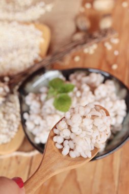 Sağlık ve ham arpa için pişmiş arpa