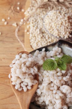 Sağlık ve ham arpa için pişmiş arpa. 