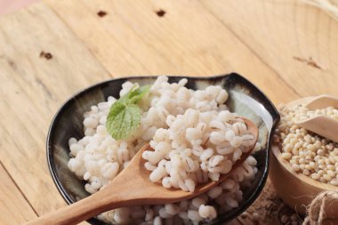 Sağlık ve ham arpa için pişmiş arpa