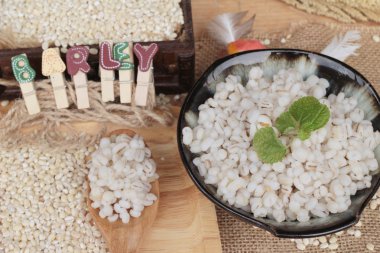 Sağlık ve ham arpa için pişmiş arpa