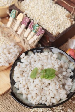 Sağlık ve ham arpa için pişmiş arpa