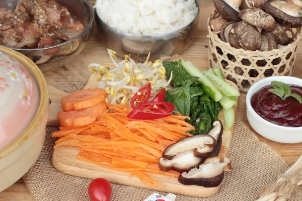 Hacer Bibimbap comida coreana deliciosa —  Fotos de Stock