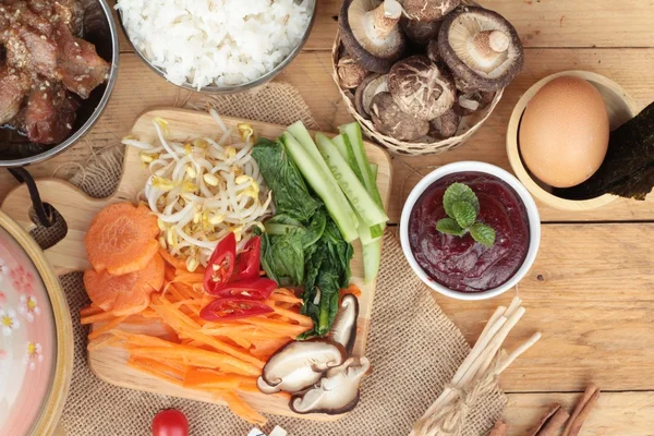 Bibimbap Kore yemeği lezzetli yapma — Stok fotoğraf