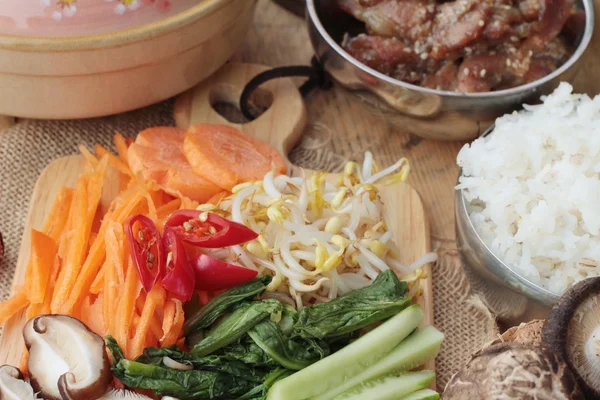 Faire de la nourriture coréenne Bibimbap délicieux — Photo